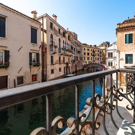Ln Luxe Apartment Venice Canal View Екстер'єр фото