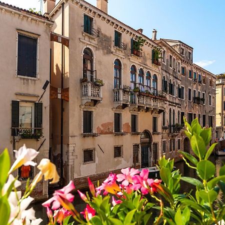 Ln Luxe Apartment Venice Canal View Екстер'єр фото