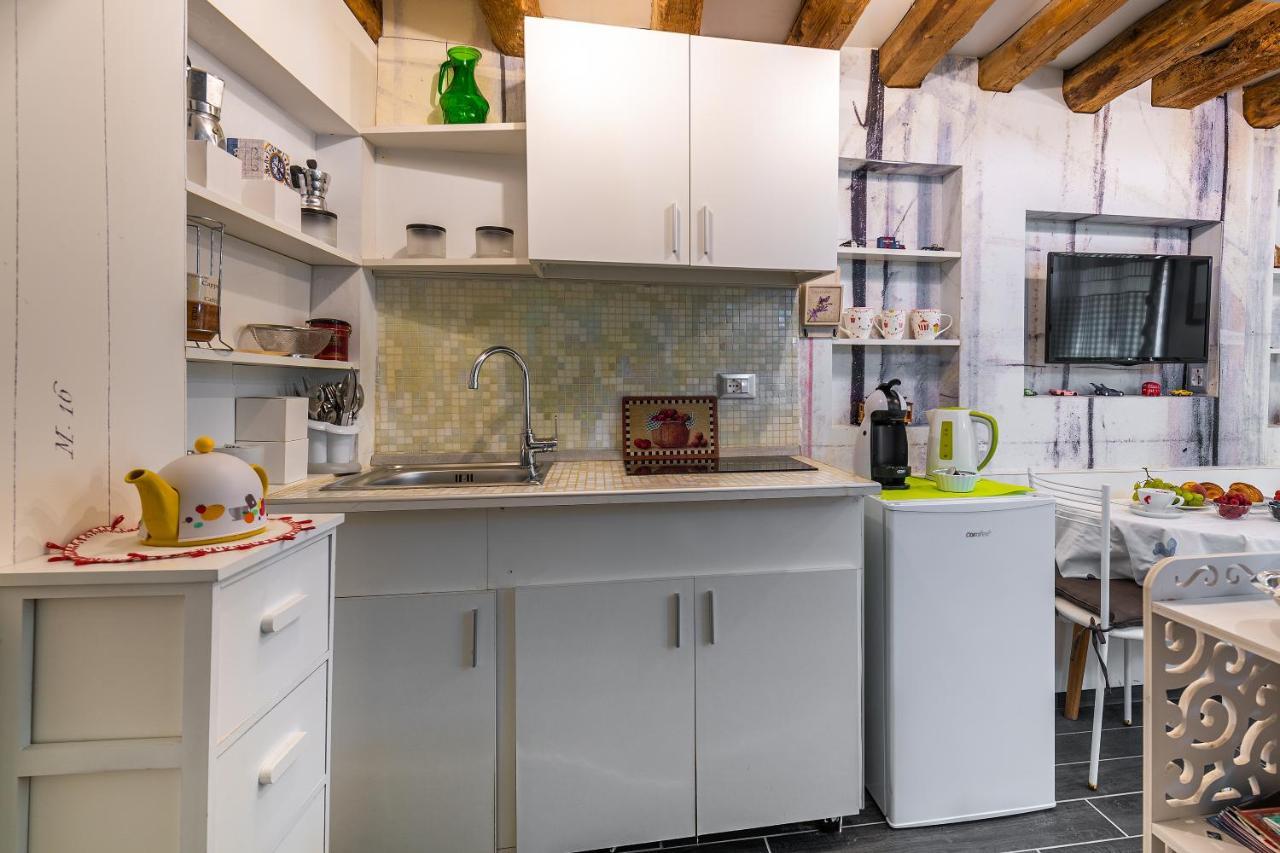 Ln Luxe Apartment Venice Canal View Екстер'єр фото