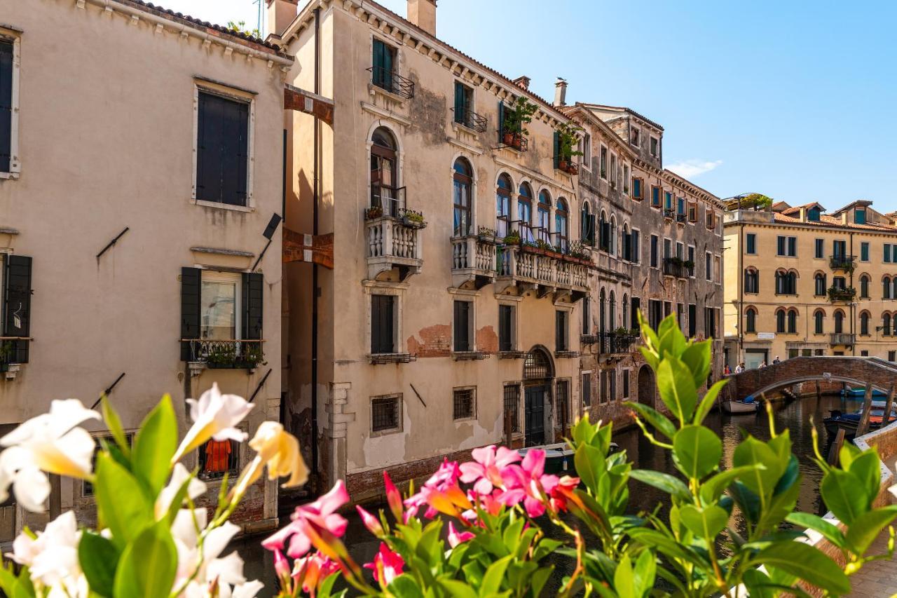Ln Luxe Apartment Venice Canal View Екстер'єр фото